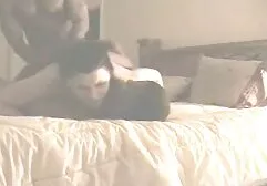 L'uomo delicatamente avvitando la bionda in camera da letto e video anali amatoriali italiani cums in bocca