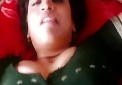 Massaggiatore con un video coppie italiane amatoriali appassionato avvitare i suoi clienti sul tavolo