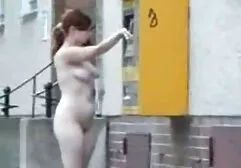 Uomini barbuti video amatoriali casalinghe porche con il buco del culo Tatuaggio Liz arcobaleno sul divano