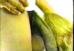 Bruna video amatoriali anali italiani in pantaloni neri stringendo il seno sano davanti alla webcam in cucina
