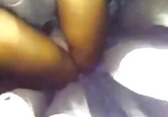 Giovane uomo con un grande pene video amatoriali puttane screwing Tiffany Dawson su il letto