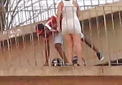 Bellezza sottile con grandi seni togliti il cappotto del video porno italiani girati di nascosto blu e dalo all'uomo