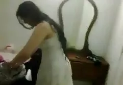 Pulcino dalla pelle scura in un costume da bagno blu guarda sperma video amatoriali hot gratis che scorre dal cazzo