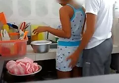 Tizio massaggiare un cliente che è magro e martellare il suo cappello, bagnando la video prono amatoriali italiani ragazza con olio
