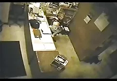 Latina dalla pelle scura con video orge italiane amatoriali un tatuaggio sulla coscia si masturba in bar
