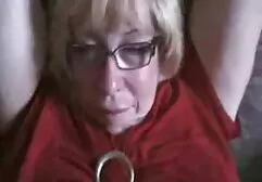 Asiatico accarezzando xxx coppie italiane i capezzoli con un vibratore