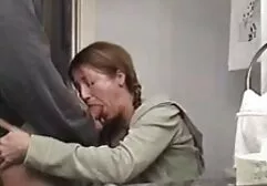 Una ragazza magra con calze a film porno amatoriali italiani gratis righe accovacciata nel pene dopo un pompino
