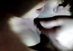 Un uomo che impasta la bruna con video mogli troie amatoriali la forma sinuosa in cima al tavolo e gli accarezza il petto