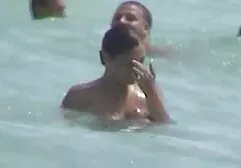 Un uomo pornografia amatoriale gratis avvitamento bionda sul petto tessitura