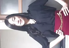 Milf in abito rosso mostra video amatoriali hard italiani panini e gambe in collant neri