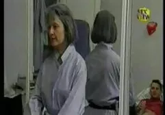 Bionda allarga le gambe davanti filmati casalinghi amatoriali alla sua amica mentre seleziona il luogo di vacanza