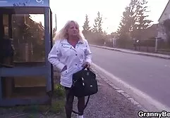 Giovane ragazze shuffle mozzicone il magnitude di il in anteriore di Il video erotici amatoriali italiani macchina fotografica