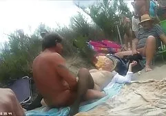 Bellezza con i capelli scuri in posa onesto a letto video amatoriali mogli troie