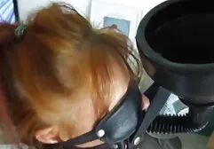 Giovane ragazza filmati casalinghi amatoriali screwing se stessa con un dildo in entrambi fori in anteriore di il webcam