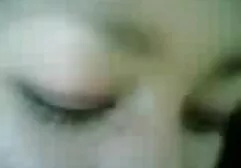 Milf con una giovane ragazza che lavora la bocca sulla punta di un uomo e gli dà la figa in cucina video amatoriale masturbazione
