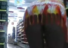 L'uomo che rimuove le mutandine da un amante dalle spalle larghe e lo colpisce moglie italiana video amatoriale nella vagina davanti alla telecamera