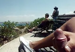 Bionda in bei vestiti avvitando filmporno italiani amatoriali se stesso con il vibratore, le gambe divaricate