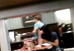 Nello spogliatoio, una donna filmati casalinghi amatoriali grassa con un tatuaggio sul braccio girando il culo largo