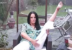 Due biondo maturo appassionato hammer con nero pelle in il vagina e bocca su il divano video amatoriali italiane mature