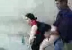 Massaggiatore accarezzando il seno della ragazza e amatoriale video moglie dà la sua bocca