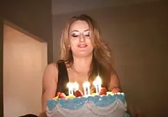 Puttana nuda mostrando il suo culo sotto il cazzo su un tavolo bianco video amatoriali italiani orge