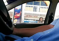 Madre che indossa video amatoriali casalinghe porche un grembiule per arrendersi a un giovane con una lanugine in cucina
