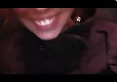 Madre video amatoriali di mogli italiane con calze nere fumare nel cortile in inverno e la luce figa pelosa senza mutandine
